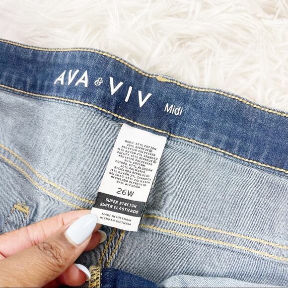 Ava & Viv Women's Plus Size Denim Midi Shorts, Distressed Denim Wash Size 26W - Picture 3 of 4